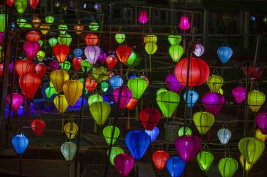 Hoi An şehri. Vietnam. Eski Asyalı sokaklarında kağıt fenerler