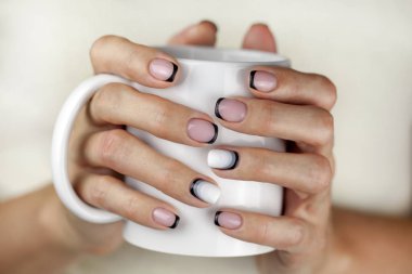 Sağlıklı tırnaklar. Manikür, bir kız güzel bir manikür gösterir, kızım.