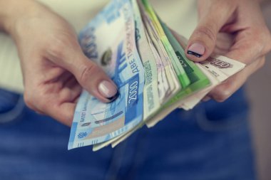 Değişim oranları, elinde rubleyle çok mutlu bir kız, enflasyon.