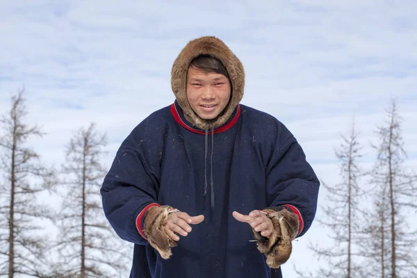 Residentes do extremo norte, o pasto de pessoas Nenets, o d — Fotografia de Stock