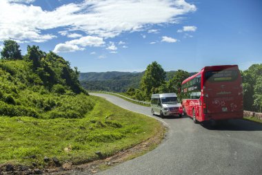Yolcu otobüsüyle dağ yolunda kaza yapmış.