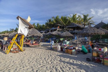  Hoi An 'daki merkez plajda yerel halk aile pikniği yapıyor.