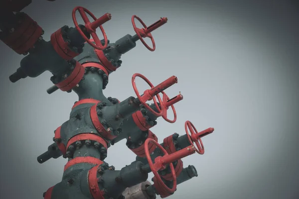 Petróleo, indústria do gás. Grupo de cabeças de poço e armadura da válvula, válvula de gás — Fotografia de Stock