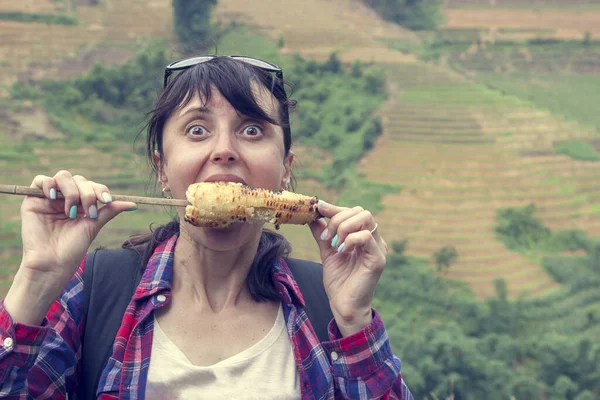 Sapa, Vietnam, iştahlı bir kız patlamış mısır yer, kafede — Stok fotoğraf