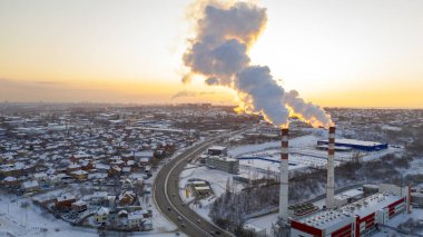 Kazan dairesinde bacalar, yükselen dumanların hava manzarası.