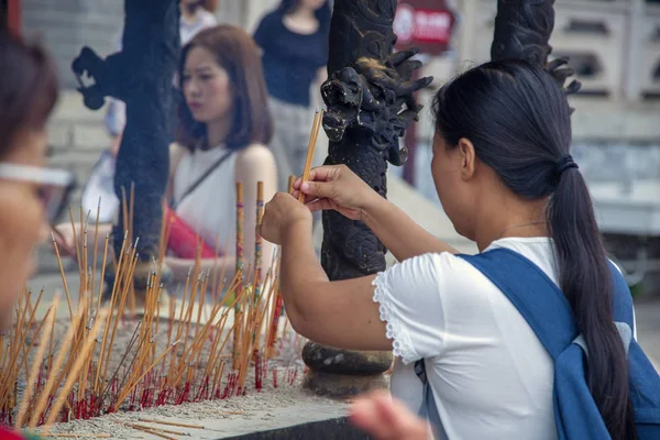 Statue GuanYin blanche dans le parc culturel bouddhiste de Nanshan, Joss sti — Photo