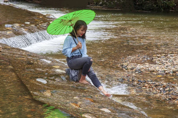 Falu Macska Macska, gyönyörű vietnami lány -val egy zöld esernyő — Stock Fotó
