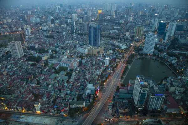 Modern Hanoi, éjszakai hanoi, kilátás a felhőkarcolóból és metszéspont — Stock Fotó