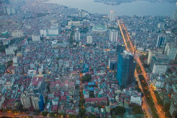 Modern Hanoi, éjszakai hanoi, kilátás a felhőkarcolóból és metszéspont — Stock Fotó