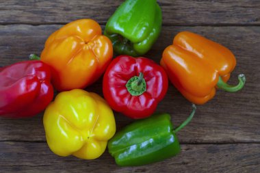 Üç büyük dolma biber farklı renklerde- kırmızı, sarı ve o