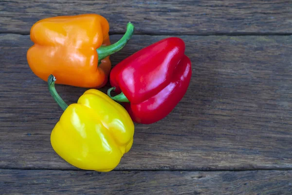 Three large bell peppers of different colors - red, yellow and o — Stock Photo, Image