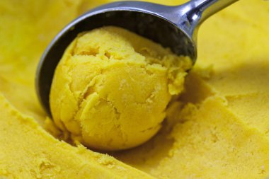 Yaban mersinli mangolu dondurma.,