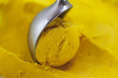 Yaban mersinli mangolu dondurma.,