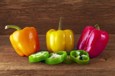 Kırmızı, sarı ve kırmızı olmak üzere üç büyük biber.