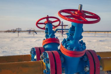 Petrol, gaz endüstrisi. Grup kuyuları ve kapakçık armatürü, gaz vanası, yüksek basınçlı gaz; gaz üretim süreci,