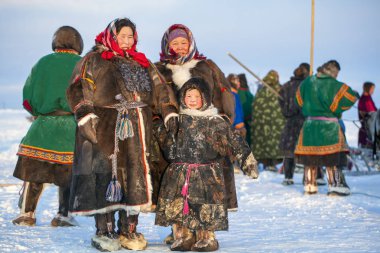 Nadym, Rusya - 23 Şubat 2020: Yamal, açık alan, tundra, en kuzeyde ren geyiği kızağı yarışları Yamal 'da ren geyiği çobanı günü, ulusal giyinmiş kadınlar.