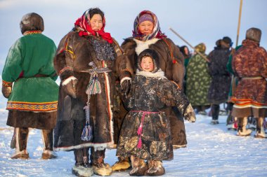 Nadym, Rusya - 23 Şubat 2020: Yamal, açık alan, tundra, en kuzeyde ren geyiği kızağı yarışları Yamal 'da ren geyiği çobanı günü, ulusal giyinmiş kadınlar.