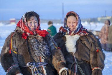 Nadym, Rusya - 23 Şubat 2020: Yamal, açık alan, tundra, en kuzeyde ren geyiği kızağı yarışları Yamal 'da ren geyiği çobanı günü, ulusal giyinmiş kadınlar.