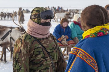 Nadym, Rusya - 23 Şubat 2020: Yamal, açık alan, tundra, en kuzeyde ren geyiği kızağı yarışları Yamal 'da ren geyiği çobanı günü, ulusal giyinmiş kadınlar.