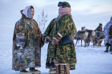 Nadym, Rusya - 23 Şubat 2020: Yamal, açık alan, tundra, en kuzeyde ren geyiği kızağı yarışları Yamal 'da ren geyiği çobanı günü, ulusal giyinmiş kadınlar.