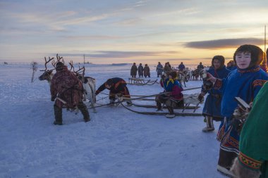 Nadym, Rusya - 23 Şubat 2020: Uzak Kuzey, Yamal Yarımadası, Ren Geyiği Çobanı Günü, Nenets 'in ulusal kıyafetleri içinde yerel halk