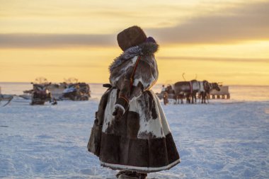 Far North, Yamal Yarımadası, Ren Geyiği Çobanları Günü, Nenets 'in ulusal kıyafetleri içinde yerel halk.