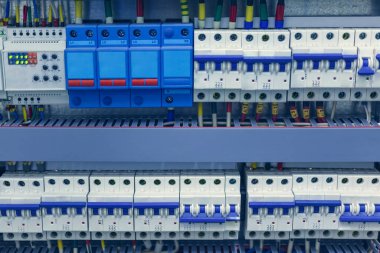 Endüstriyel dağıtım sigorta panosundaki elektrik hattının kablo bağlantısı, güvenlik kapatma cihazı, elektrik anahtarı, ayarlı