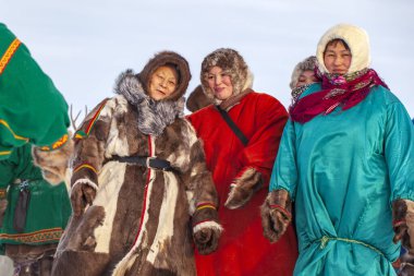 Nadym, Rusya - 23 Şubat 2020: Uzak Kuzey, Yamal Yarımadası, Ren Geyiği Çobanı Günü, Nenets 'in ulusal kıyafetleri içinde yerel halk