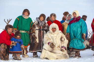 Nadym, Rusya - 23 Şubat 2020: Uzak Kuzey, Yamal Yarımadası, Ren Geyiği Çobanı Günü, Nenets 'in ulusal kıyafetleri içinde yerel halk