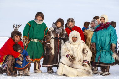 Nadym, Rusya - 23 Şubat 2020: Uzak Kuzey, Yamal Yarımadası, Ren Geyiği Çobanı Günü, Nenets 'in ulusal kıyafetleri içinde yerel halk