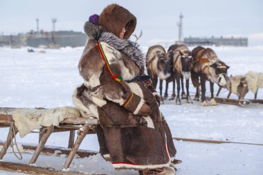 Nadym, Rusya - 23 Şubat 2020: Uzak Kuzey, Yamal Yarımadası, Ren Geyiği Çobanı Günü, Nenets 'in ulusal kıyafetleri içinde yerel halk