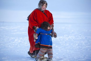 Nadym, Rusya - 23 Şubat 2020: Uzak Kuzey, Yamal Yarımadası, Ren Geyiği Çobanı Günü, Nenets 'in ulusal kıyafetleri içinde yerel halk