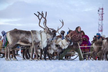 Nadym, Rusya - 23 Şubat 2020: Uzak Kuzey, Yamal Yarımadası, Ren Geyiği Çobanı Günü, Nenets 'in ulusal kıyafetleri içinde yerel halk