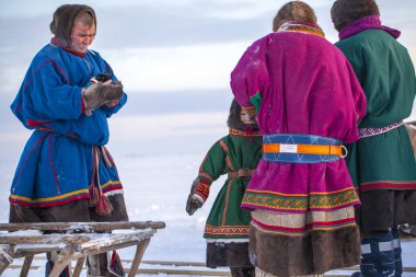 Nadym, Rusya - 23 Şubat 2020: Uzak Kuzey, Yamal Yarımadası, Ren Geyiği Çobanı Günü, Nenets 'in ulusal kıyafetleri içinde yerel halk