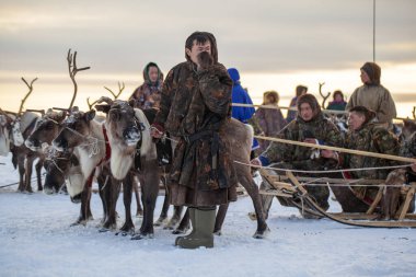 Nadym, Rusya - 23 Şubat 2020: Uzak Kuzey, Yamal Yarımadası, Ren Geyiği Çobanı Günü, Nenets 'in ulusal kıyafetleri içinde yerel halk