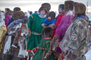 Nadym, Rusya - 23 Şubat 2020: Uzak Kuzey, Yamal Yarımadası, Ren Geyiği Çobanı Günü, Nenets 'in ulusal kıyafetleri içinde yerel halk