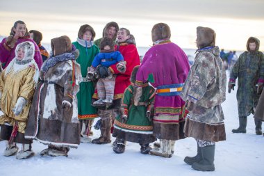 Nadym, Rusya - 23 Şubat 2020: Uzak Kuzey, Yamal Yarımadası, Ren Geyiği Çobanı Günü, Nenets 'in ulusal kıyafetleri içinde yerel halk