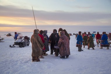 Nadym, Rusya - 23 Şubat 2020: Uzak Kuzey, Yamal Yarımadası, Ren Geyiği Çobanı Günü, Nenets 'in ulusal kıyafetleri içinde yerel halk