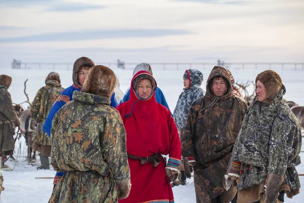 俄罗斯纳迪姆 2020年2月23日 远北亚马尔半岛驯鹿牧民节 当地居民穿着涅涅茨民族服装 — 图库照片