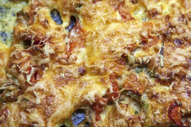 Peynirli, sosisli ve domatesli kızarmış İtalyan pizzasının arka planı.