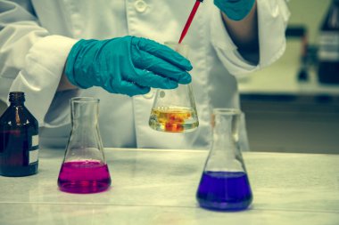 Koronavirüs karantinası kavramı, bir kimya laboratuvarında kronovirüs testi (covid-19), mavi renkli