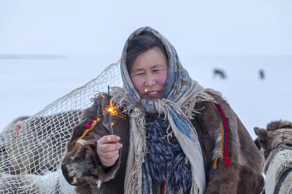 Ekstremalna Północ Tundra Otwarta Przestrzeń Asystent Hodowcy Reniferów Kobiety Narodowych — Zdjęcie stockowe