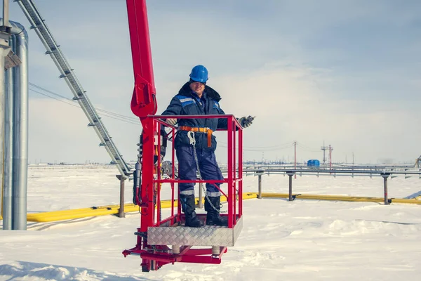 Hombre Trabajador Ascensor Pluma Control Máquina Plataforma Aérea — Foto de Stock