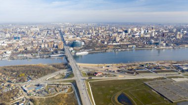 Rostov-on-Don, Rusya, 20 Mart 2020: Rostov-on-Don, Don Nehri 'nin havadan görünüşü, köprü ve şehir seti
