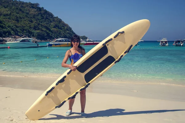 Resort Thaïlandais Surfeuse Sur Plage Vue Latérale Jeune Surfeuse Sexy — Photo