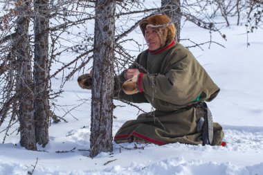Uzak kuzeyin sakinleri, Nenet halkının otlakları, Yamal 'ın kuzeyindeki insanların evleri, avlanıyorlar, bir kutup tavşanını yakalamak için bir tel örgü kuruyorlar.