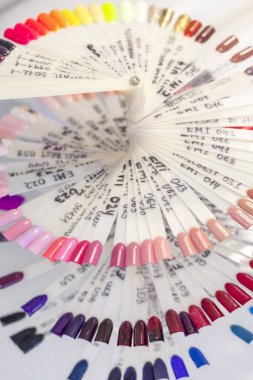  Manikür için çeşitli örnekler. Yaz rengi örneklerini çiviler. 