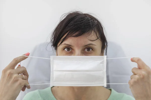 코로나 바이러스 개념새로운 바이러스 마스크 착용을 — 스톡 사진