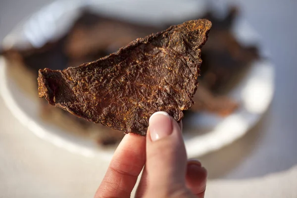 Kuru kurutulmuş et. Kadın elinde kurutulmuş et.