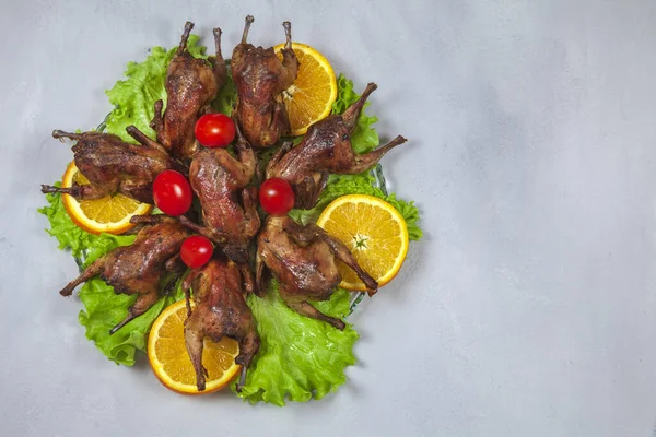 Barbacoa Codornices Fritas Con Sobre Naranja Con Tomates Perejil Fresco —  Fotos de Stock